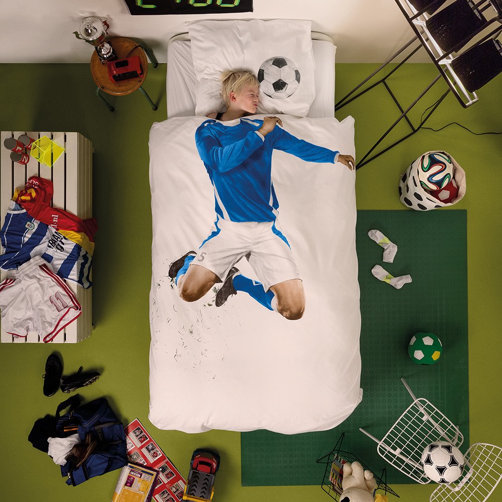 دکوراسیون اتاق کودک پسر با فرش سبز رنگ که دارای روتختی با طرح بازیکن فوتبال می باشد